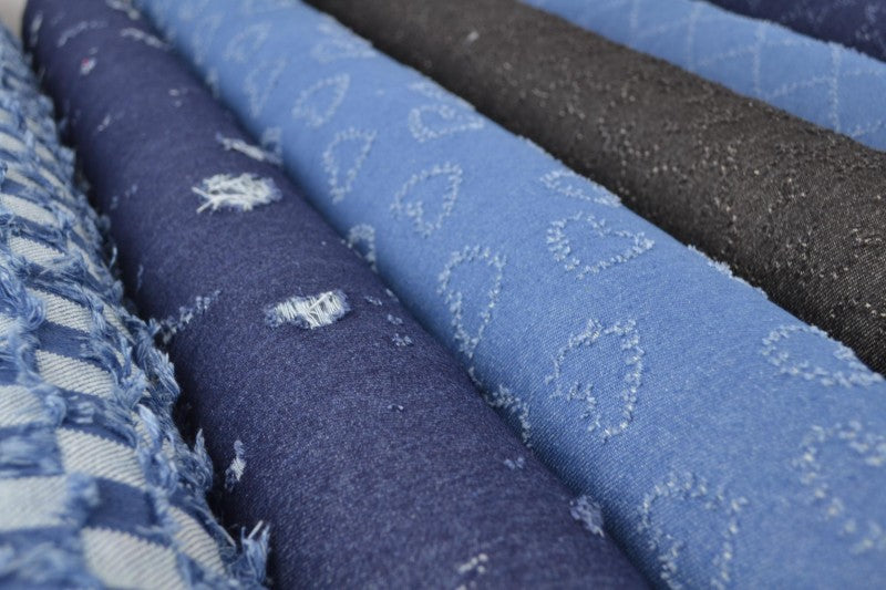 LYS BLÅ DENIM STOF MED HJERTEMØNSTER – METERVARE TIL BUKSER & JAKKER
