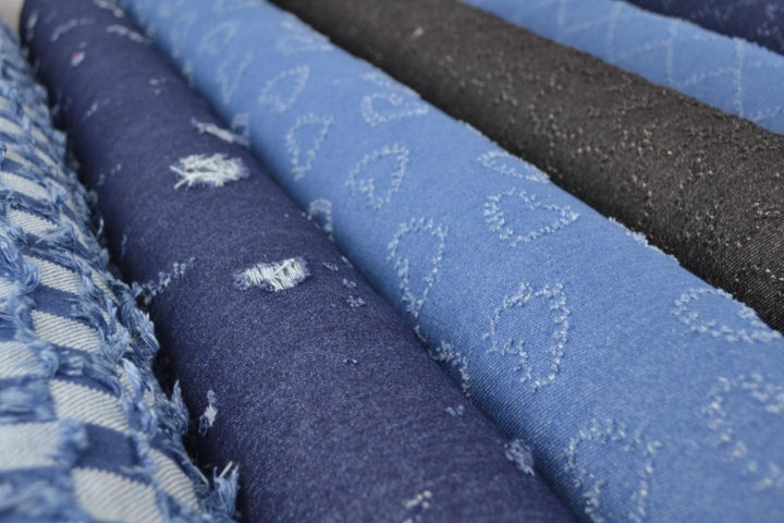 MØRKEBLÅ DENIM STOF MED STJERNEMØNSTER – METERVARE TIL BUKSER & JAKKER
