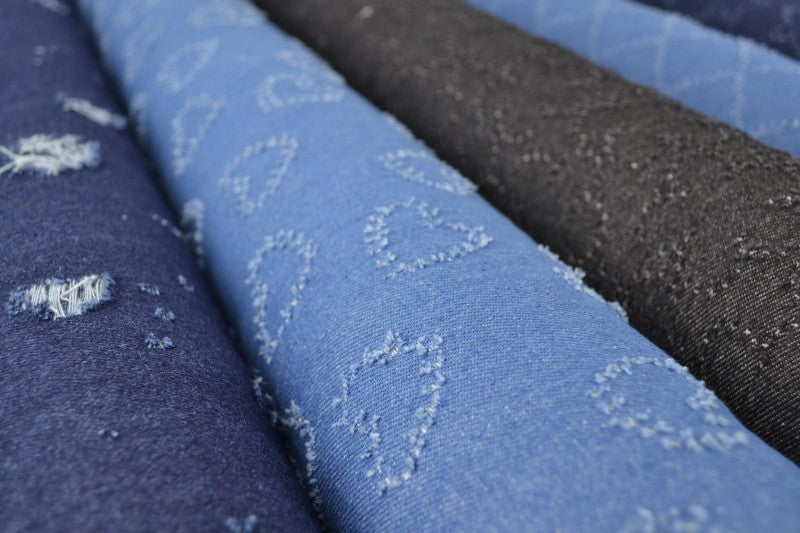 MØRKEBLÅ DENIM STOF MED STJERNEMØNSTER – METERVARE TIL BUKSER & JAKKER