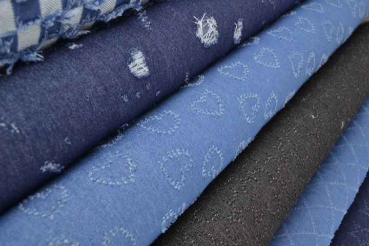 MØRKEBLÅ DENIM STOF MED STJERNEMØNSTER – METERVARE TIL BUKSER & JAKKER