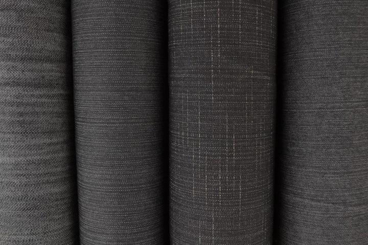 MØRK ANTRACIT UVASKET DENIM MED STRÆK – 300 G/M²