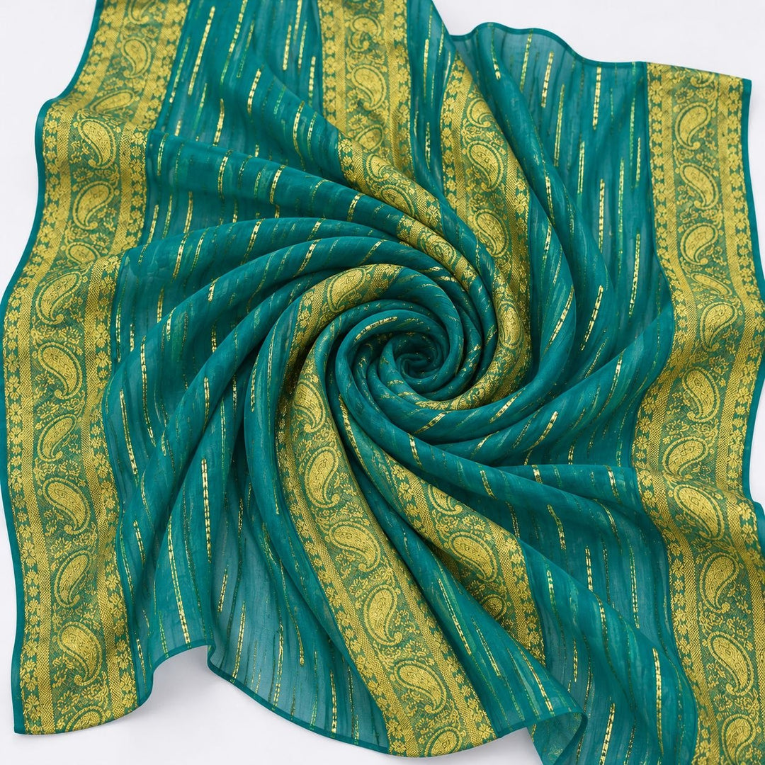 Turkis lurex chiffonsilk med gyldne striber og fire brede guldborter – stoffet formet som en spiral (billede 1 af 3)