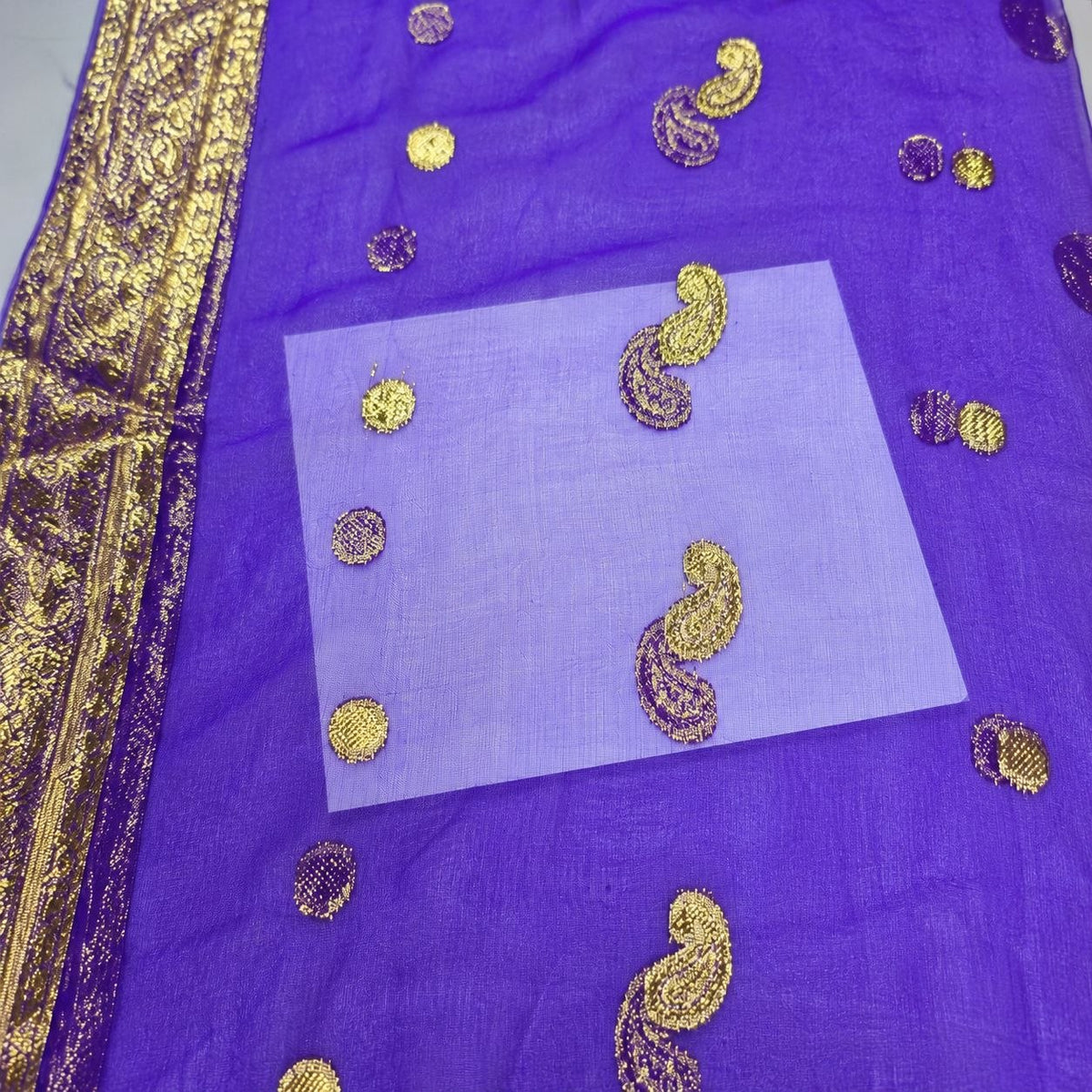 Lilla lurex chiffonsilk – nærbillede af paisleymotiverne, guldborten og stoffets gennemsigtighed (billede 3 af 3)
