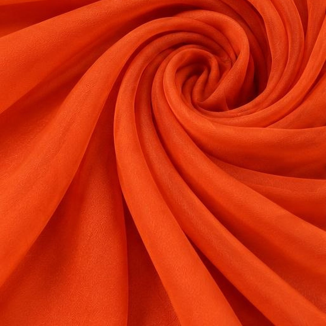 Orange silke georgette – stoffet formet som en spiral, hvor den creppede overflade ses (billede 1 af 3)