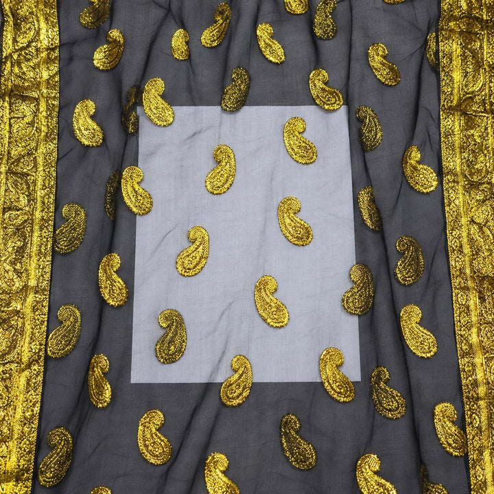 Sort lurex chiffon med gyldent paisleymønster og guldborter – nærbillede af det gyldne paisleymønster, guldborterne og stoffets gennemsigtighed (billede 3 af 3)