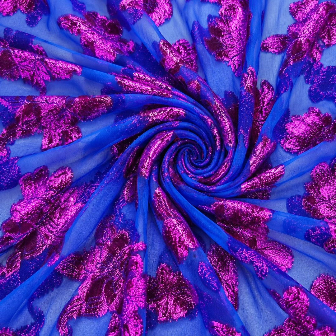 Kongeblå lurex chiffon med pink og lilla blomstermotiver – stoffet formet som en spiral (billede 1 af 3)
