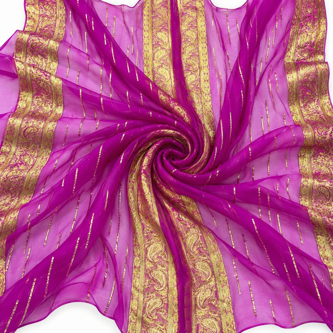 Pink lurex chiffon med gyldne striber og guldborter – stoffet formet som en spiral (billede 1 af 3)