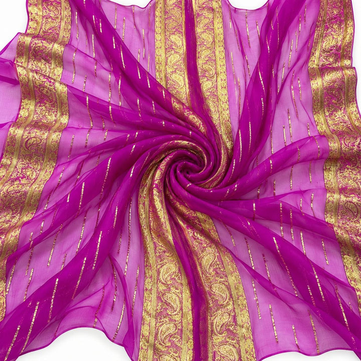 Pink lurex chiffon med gyldne striber og guldborter – stoffet formet som en spiral (billede 1 af 3)