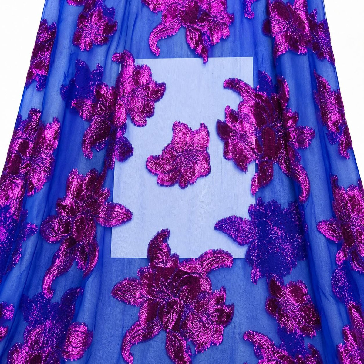 Kongeblå lurex chiffon med pink og lilla blomstermotiver – nærbillede af de metalliske mønstre og stoffets gennemsigtighed (billede 3 af 3)