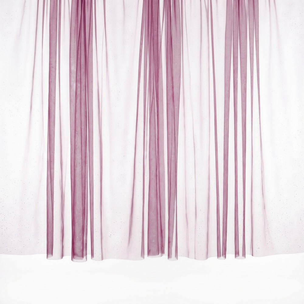 Fuchsia glitter tyl med metallic — stoffet hængende og draperet, glitter fanger lyset