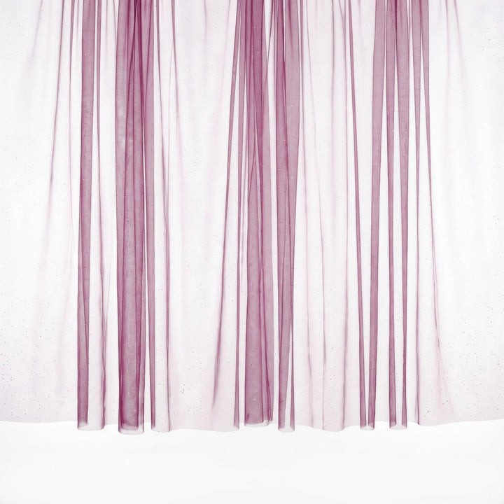 Fuchsia glitter tyl med metallic — stoffet hængende og draperet, glitter fanger lyset