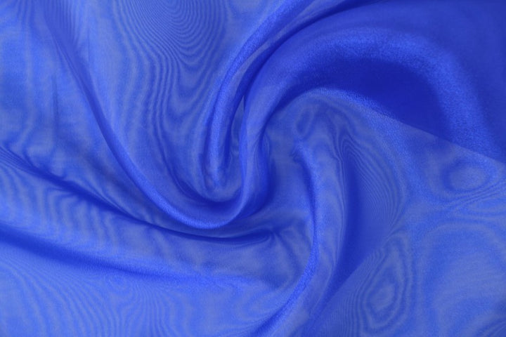 SAFIRBLÅ ORGANZA – TRANSPARENT & SKINNENDE