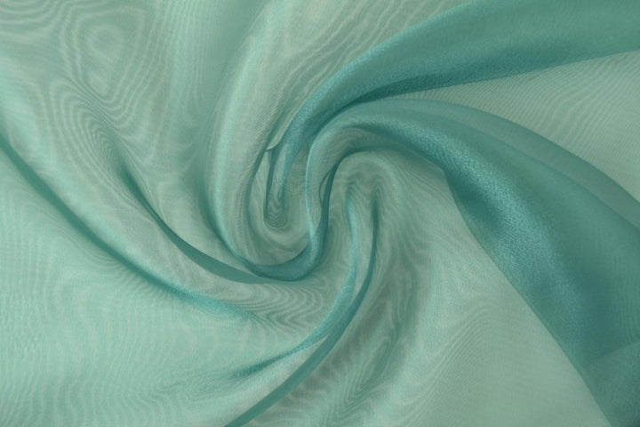 SMARAGDGRØN ORGANZA – TRANSPARENT & SKINNENDE