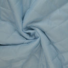 LYSEBLÅ QUILT STOF MED VATTERET BAGSIDE