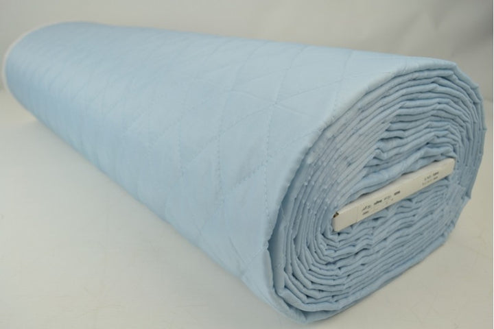 LYSEBLÅ QUILT STOF MED VATTERET BAGSIDE