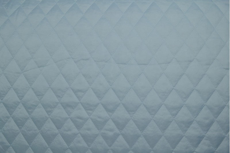LYSEBLÅ QUILT STOF MED VATTERET BAGSIDE