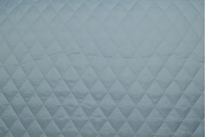 LYSEBLÅ QUILT STOF MED VATTERET BAGSIDE