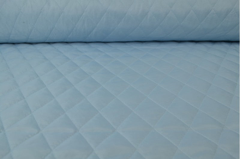 LYSEBLÅ QUILT STOF MED VATTERET BAGSIDE