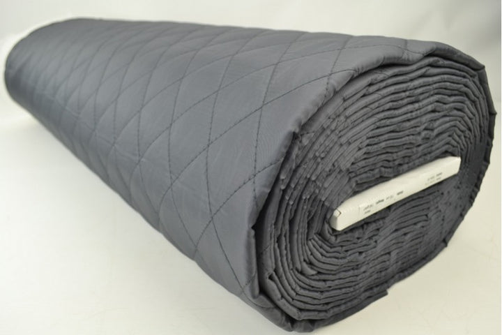 MØRKEGRÅ QUILT STOF MED VATTERET BAGSIDE