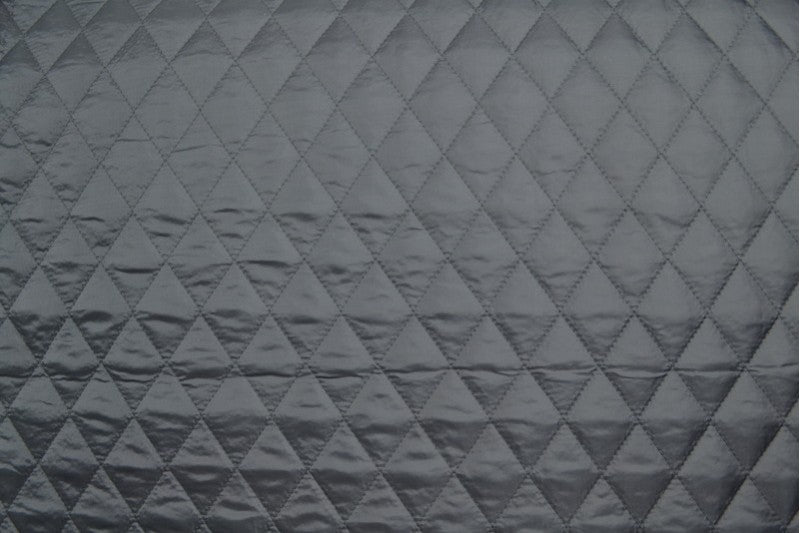 MØRKEGRÅ QUILT STOF MED VATTERET BAGSIDE