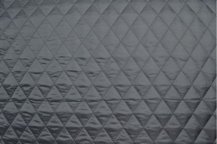 MØRKEGRÅ QUILT STOF MED VATTERET BAGSIDE