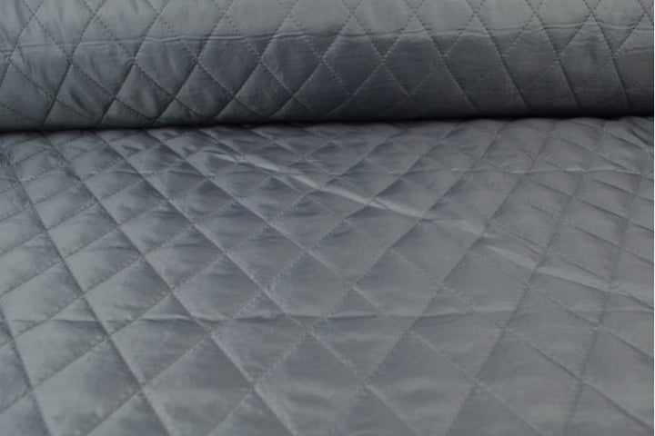 MØRKEGRÅ QUILT STOF MED VATTERET BAGSIDE