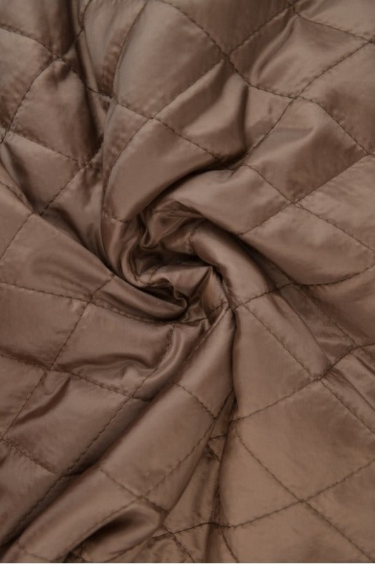 BRUN QUILT STOF MED VATTERET BAGSIDE