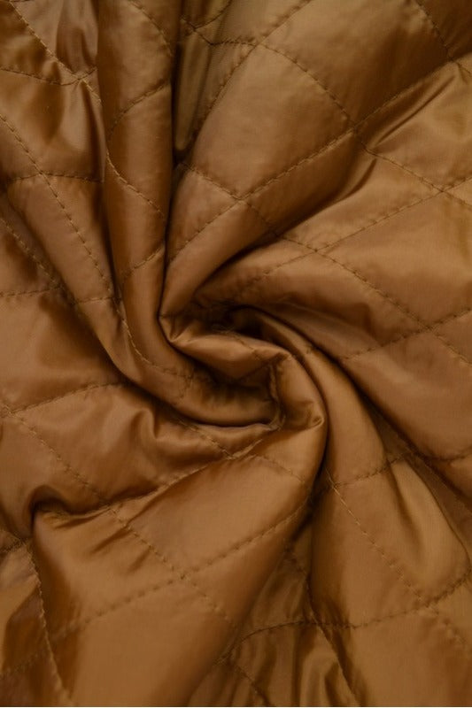 MØRK KARAMEL QUILT STOF MED VATTERET BAGSIDE