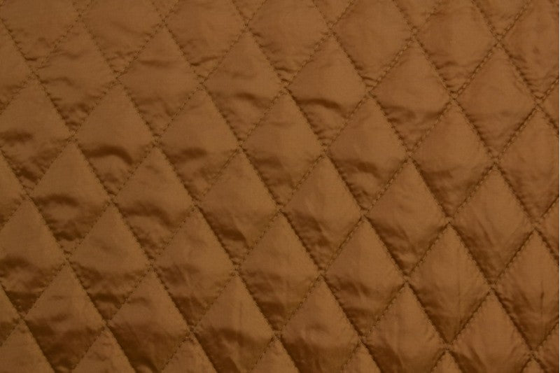 MØRK KARAMEL QUILT STOF MED VATTERET BAGSIDE