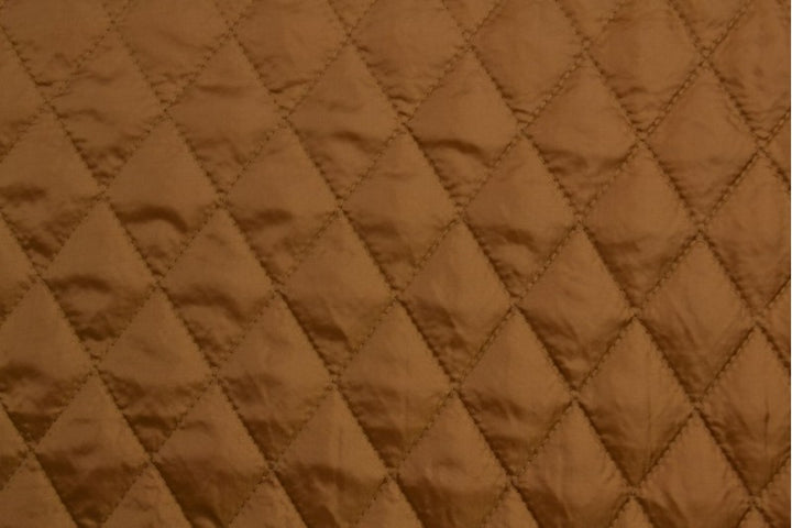 MØRK KARAMEL QUILT STOF MED VATTERET BAGSIDE
