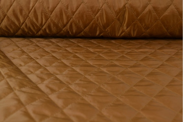 MØRK KARAMEL QUILT STOF MED VATTERET BAGSIDE