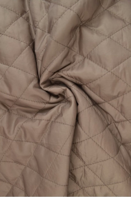TAUPE QUILT STOF MED VATTERET BAGSIDE