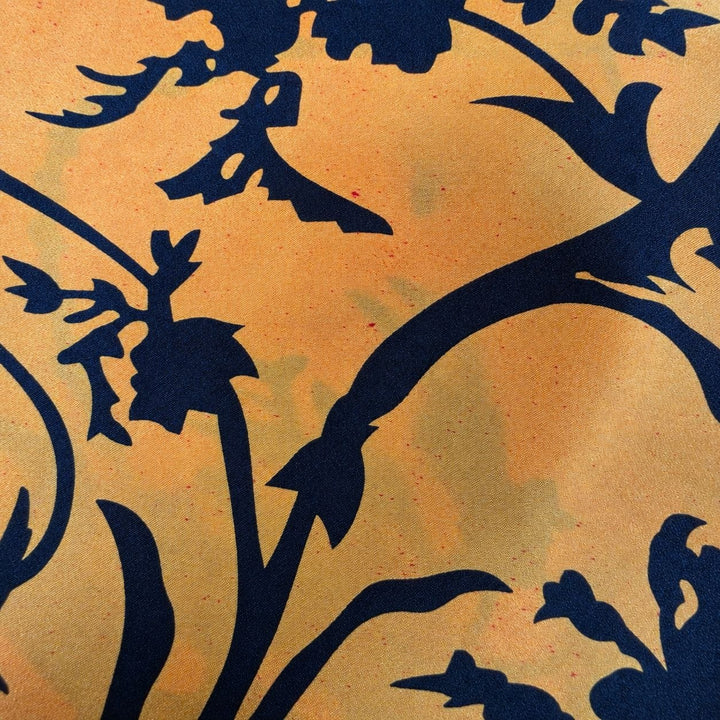 Orange og guld silke med mørkeblåt blomsterprint – nærbillede af farvevariationer og pletter (billede 3 af 3)