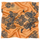 ORANGE SILKE MED BLOMSTERPRINT