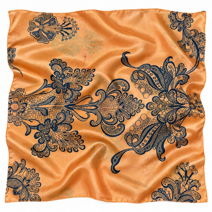Orange silke med mørkeblåt blomsterprint – hele mønstret (billede 1 af 3)
