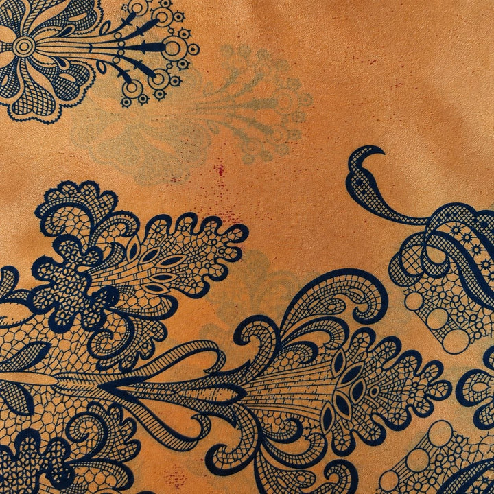 Orange silke med mørkeblåt blomsterprint – nærbillede af farvevariationer og pletter (billede 2 af 3)