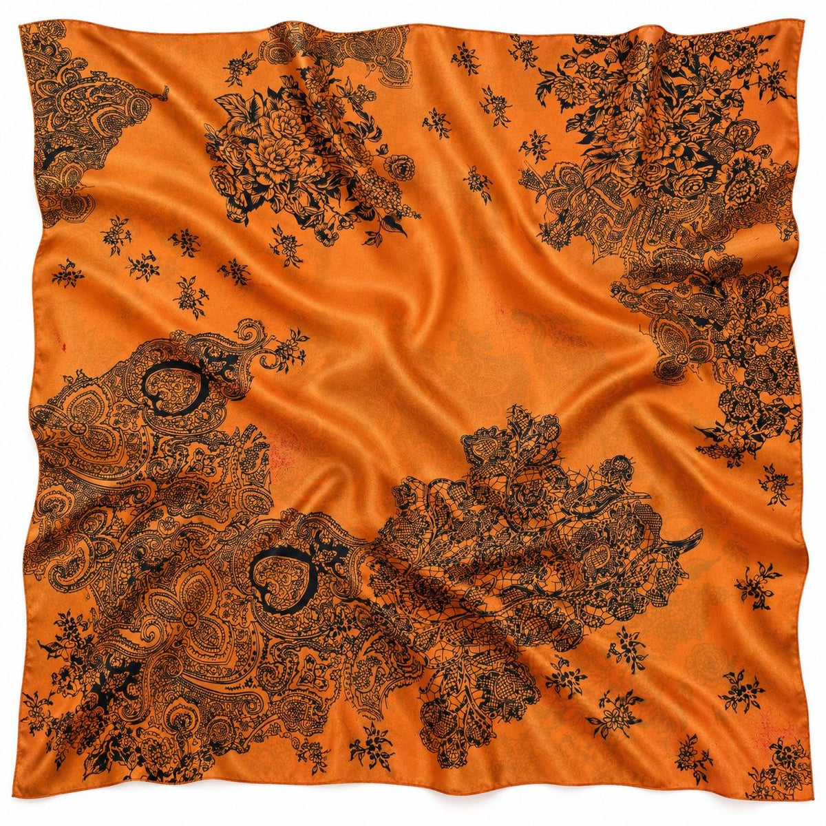 Orange silke med paisleyprint – hele mønstret med pletter synlige (billede 1 af 4)