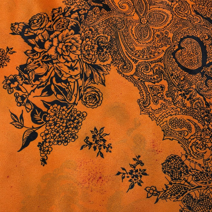 Orange silke med paisleyprint – draperet med blank glans (billede 2 af 4)