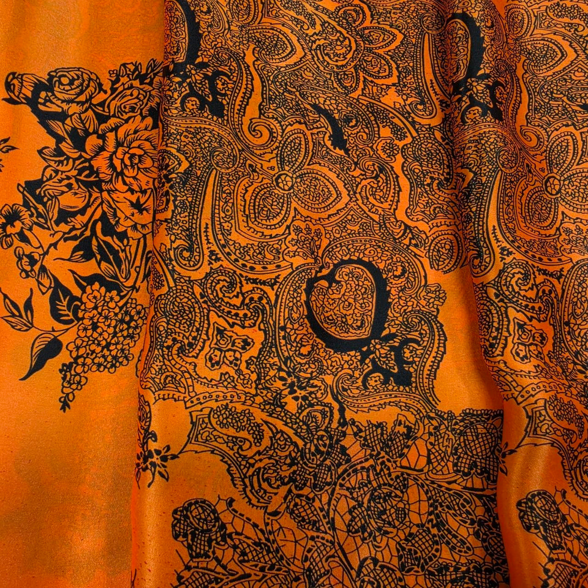 Orange silke med paisleyprint – i blødt fald (billede 3 af 4)