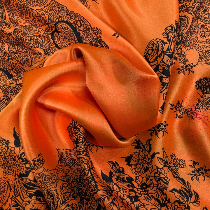 Orange silke med paisleyprint – hele mønstret i detalje (billede 4 af 4)