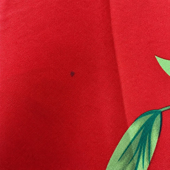 Rød og gul silke med rosenprint – nærbillede af pletten i stoffet (billede 3 af 4)