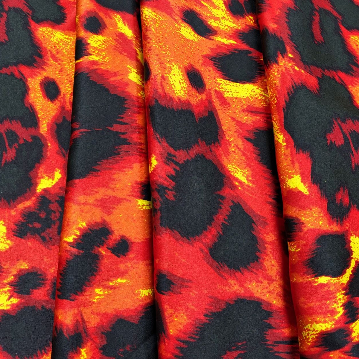 Rød og orange silke med leopardprint – i blødt fald (billede 3 af 3)