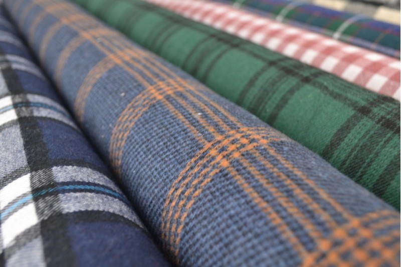 BEIGE SKOTSKTERNET FLANNEL M. SORTE OG BLÅ LINJER