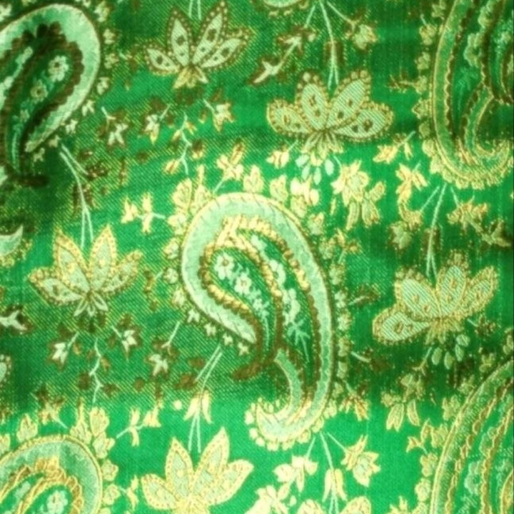 GRØNT SATIN JACQUARD STOF MED BLADE (billede 3 af 3)