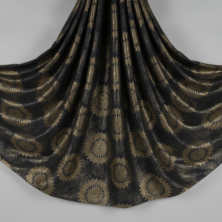 MØRKEBLÅ SATIN JACQUARD STOF MED GULD BLOMSTER (billede 2 af 3)