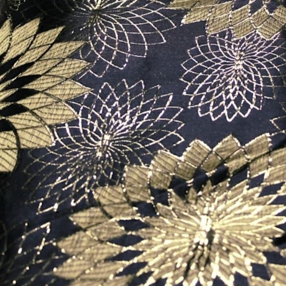 MØRKEBLÅ SATIN JACQUARD STOF MED GULD BLOMSTER (billede 3 af 3)