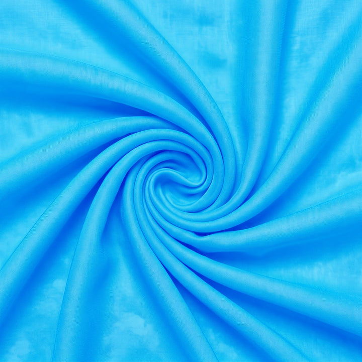 Klar havblå/turkisblå silke chiffon – stoffet samlet i en blød swirl med misfarvningen synlig (billede 1 af 2)