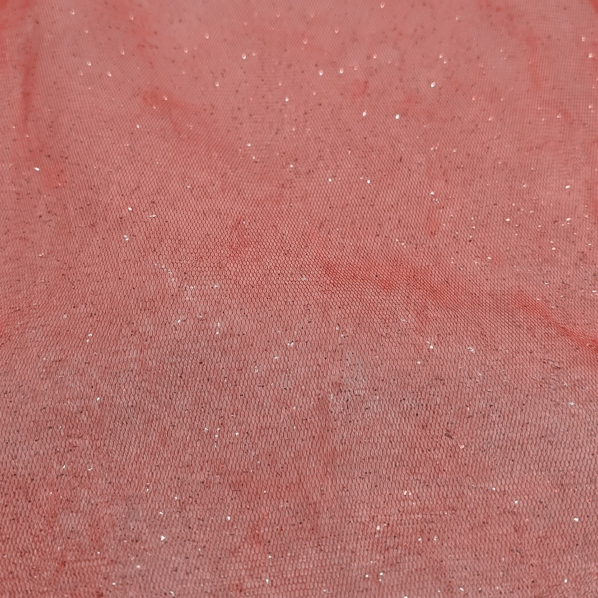 Koral glitter tyl med metallic — nærbillede af netstruktur og glitter