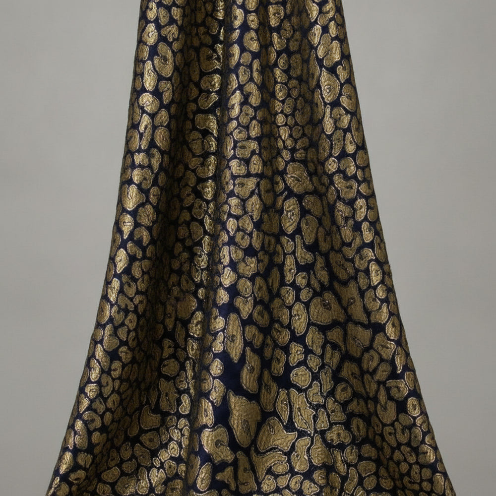 MØRKEBLÅ SATIN JACQUARD STOF MED GULD LEOPARDPLETTER (billede 2 af 3)