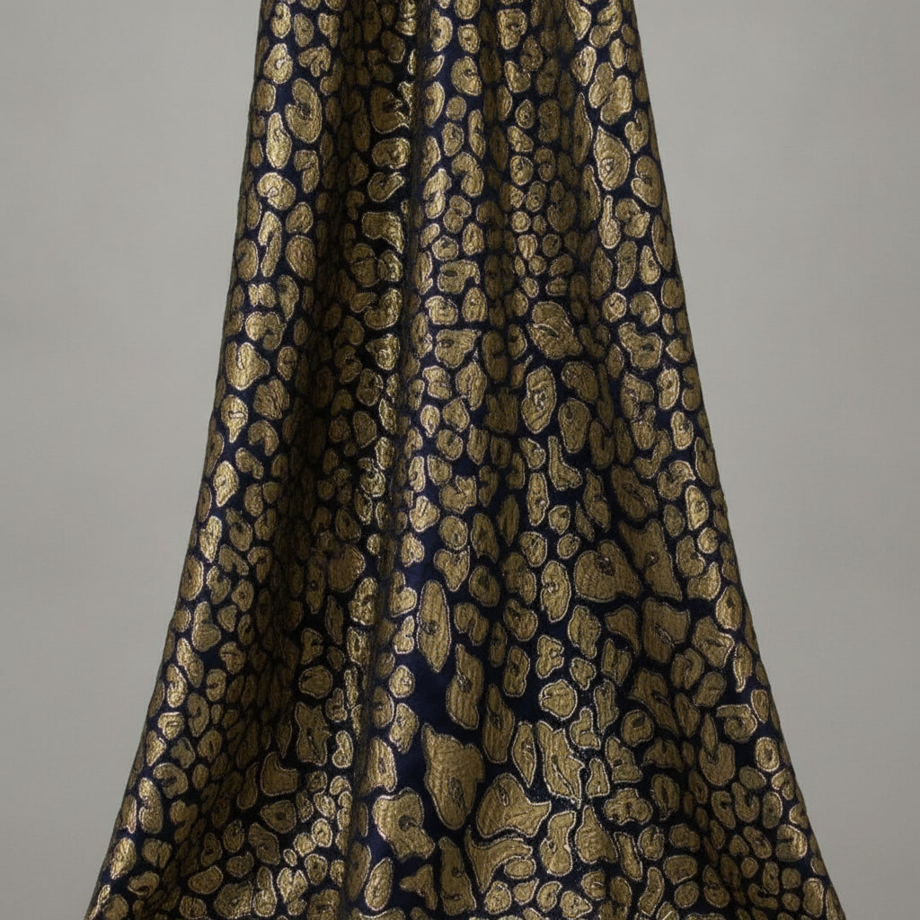 MØRKEBLÅ SATIN JACQUARD STOF MED GULD LEOPARDPLETTER (billede 2 af 3)